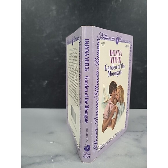 Vitek, Donna - Garden of the Moongate - Silhouette Publishers - #139- Paperback - Picture 10 of 10